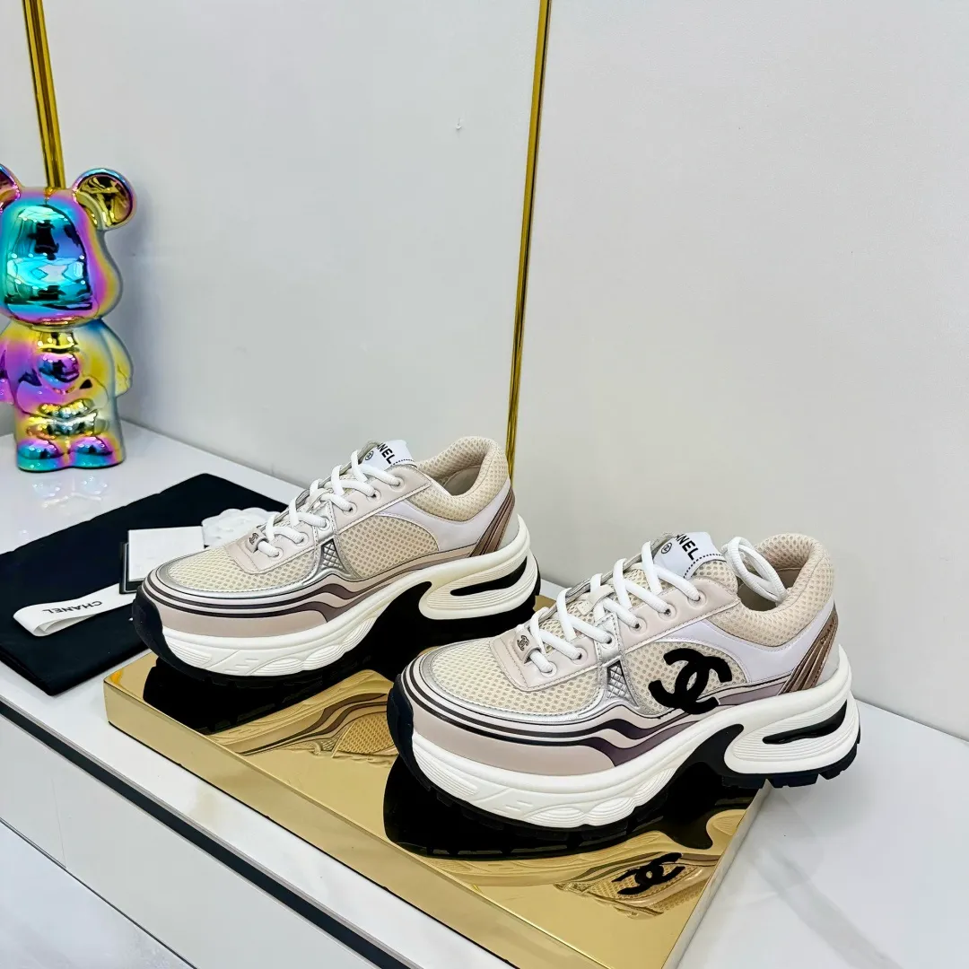 👟👟Ex-factory price 680👟👟 Upgraded version, upgraded version, upgraded version! No rebuttal accepted! ! ! ! Chanel Chanel panda shoes! 2025 counter's top casual sports shoes. This classic design; the upper is electro-embroidered with a variety of techniques; the outsole is fashionable and sporty; the unusual inclusion of a variety of color matching elements... The diversified mix and match is very good-looking and versatile, and can be used for leisure, fashion, sports, and outdoor... ꫛꫀꪝ Go➫ Materials: ❶Upper made of: original imported first-layer silk cowhide + original waterproof cloth + original first-layer cowhide ❷Inner lining: Original Yangli+Net ❸Outsole based on: Original TPU combination outsole Counter boutique packaging complete set for women 35–41 👉 👉 👉 👉
